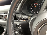 レバーをAUTOの位置にしているとき、レインセンサーが雨を感知すると、雨量に応じてワイパーが自動で作動してくれるオートワイパーを装備!設定変更で非作動にすると、間欠作動に固定されます。