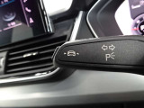 居眠り運転やわき見運転など、万が一車両が道路白線をはみだしそうになると、車がハンドルを自動修正してくれるアウディレーンアシストが装備されております。
