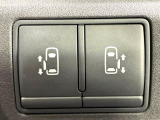 【両側パワースライドドア】スマートキーや運転席のスイッチで後席両側スライドドアの開閉が可能♪電動だから力を入れてドアを開ける必要が無く、小さなお子様でも簡単に開け閉めでき快適です♪