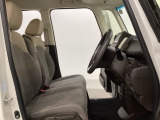 女性でも運転がしやすいように、シートの高さ調整機能(シートリフター)がついています。運転席と助手席の間が空いている為、助手席側への移動がスムーズです。交通量の多い道でも助手席側から乗り降りができます。