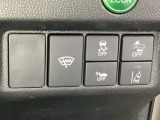 Hondaセンシング用の、VSA(ABS+TCS+横滑り抑制)解除と路外逸脱抑制機能のオンオフスイッチなどはハンドルの右側に装備しています。燃費に役立つECONボタンもここです。