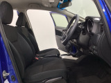 広い足元にゆったり座れるシートは長距離の運転でも疲れにくいシートです。女性でも運転がしやすいようにシートの高さ調整機能(シートリフター)がついています。