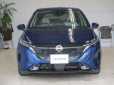 日産らしさを引き立てる大きなVモーショングリル。バンパーはエアロ形状で左右のダクトは空力を考え設計されています。