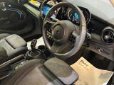 MINIの少し硬めのシートは乗り降りもしやすく、長距離ドライブでも疲れません。