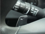 ◆減速セレクター装備◆ステアリングホイールの左右に取り付けられた2つのパドルスイッチで減速の強さを調整。 左側の「-」を操作すると減速を強く、右側の「+」を操作すると減速を弱くすることができます。