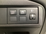 運転席脇のクラスタースイッチ部分にはアイドリングストップOFF、DSC(横滑り防止装置)OFF、その他ヘッドライトレベライザーを集中配置しております。