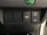 VSA装備車です。VSAはドライバーの操作と車の動きを見守っています。もし車の挙動が乱れたとき、4輪別々にブレーキをかけたり、エンジンパワーをしぼることによって車を安定させます。