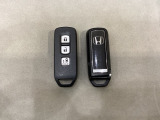 スマートキー付きですからドアロックの開閉およびエンジンスタートが楽々です。電動スライドドアの開け閉めもボタンで操作できます。スペアキーも同じものを用意しております。