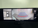 【360&deg;ビュー・モニター】まるでクルマを真上から見下ろしたかのような視点で駐車をサポートします!クルマの斜め後ろや真横など、前後左右の4つのカメラの映像が合成されて、モニターに映し出されます。