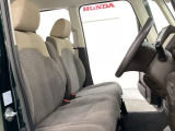 広い足元に肘掛けもついたゆったり座れるシートです。運転席と助手席の間が空いているため、助手席側への移動がスムーズです。交通量の多い道でも、助手席側から乗り降りができます。