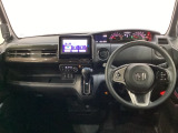 車内は光触媒抗菌消臭施工済です。インパネ周りはスタイリッシュなデザインで機能や装備も充実しています。グローブボックスやカップホルダーのほかにトレーなどたくさんの収納スペースが付いています。