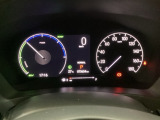 ハイブリット車専用のメーターです。右側の大型スピードメーターに加え、ステアリングスイッチを使って左のマルチインフォメーション・ディスプレイで燃費や動力伝達などの情報が見れるようになっています。