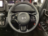 ハンドルにHondaセンシング系のクルーズコントロールやレーンキープアシストなどのスイッチと、オーディオの操作スイッチが装備されています。ハンドルから手を離さず安全に操作できます。