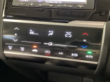 エアコンはオート機能でお好みの温度に調整可能です。オールシーズン快適にドライブできます!