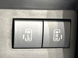 【両側パワースライドドア】スマートキーや運転席のスイッチで後席両側スライドドアの開閉が可能♪電動だから力を入れてドアを開ける必要が無く、小さなお子様でも簡単に開け閉めでき快適です♪