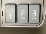 エアコン操作パネルの下に、スマートフォンなどの充電可能なUSB端子が2個、音源などの外部入力の可能なUSB端子が1個ついています。移動中に充電もできるので便利です。