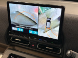 リバース連動のリアカメラを標準装備、ステアリング感応型ガイドラインが車庫入れを支援してくれます