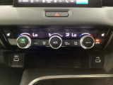 オートエアコンがついてます。左右独立で温度設定のできるデュアルオートエアコンです。パネル内のシートヒータースイッチは前席の左右別々に温度設定ができます。