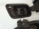 ボディ右側には急速充電と家庭用充電の差し込み口がございます。アウディショールームにお越しの際には備え付けの急速充電設備PCAで充電可能となっております。