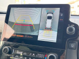 【パノラミックビューモニター】専用のカメラにより、上から見下ろしたような視点で360度クルマの周囲を確認することができます☆死角部分も確認しやすく、狭い場所での切り返しや駐車もスムーズに行えます。