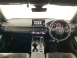 車内は光触媒抗菌消臭施工済です。スタイリッシュなデザインでスポーティなインパネ周りを演出します。グローブボックスやカップホルダーのほかにトレーなどたくさんの収納スペースが付いています。