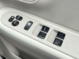 【電動格納ミラー】サイドミラーは電動格納式となっており、狭い駐車場でもキズがつくリスクを抑えられます。