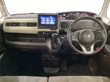 車内は光触媒抗菌消臭施工済です。インパネ周りはスタイリッシュなデザインです。グローブボックスやカップホルダーのほかにトレーなどたくさんの収納スペースが付いています。