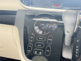 【オートエアコン】「AUTO」スイッチを押すだけで、冷暖房の切り替えや風量、吹き出し口の調整などを自動で行います。