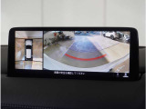 【360&deg;ビュー・モニター】クルマを真上から見たような俯瞰(ふかん)映像や助手席側のサイド映像など、視点を切り替えて表示。さまざまなアングルで視界をサポートします。