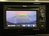 バックでの車庫入れも安心です!リアカメラが付いているバックモニター付のディスプレイオーディオを装備しております。操作線もついており距離感も画面から確認できます。