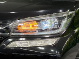 【LEDヘッドライト】悪天候や夜間走行時も良好な視界を確保し安心して運転できる高輝度LEDヘッドライトを装備!点灯速度が早く、消費電力も抑えられています。