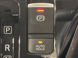 【電動パーキングブレーキ】パーキングブレーキは便利な電動式!ボタン一つで操作でき、アクセルを踏めば自動で解除されます♪レバーやペダルが無いので運転席廻りもすっきりしますね♪