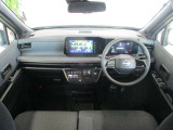 ■黒を基調としたスタイリッシュなデザインの運転席です。衝突被害軽減ブレーキ、レーンキープアシストなどの安心装備付き!