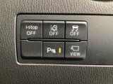 運転席脇のクラスタースイッチ部分にはカメラ切り替えスイッチ、パーキングセンサー、その他走行系スイッチを集中配置しております。