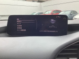 フロントガラス投影タイプのヘッドアップディスプレイを採用しています。現車速やナビルート案内、走行車線表示、前方車表示、交通標識表示など情報も多彩です。