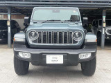 丸型ヘッドライトと7スロットグリルが目を引く、Jeepらしい力強いフロントフェイス。