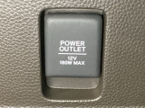 アクセサリーソケットはUSBのアダプターなどをつければ、スマホの充電にも使えます。周辺には物が置けるボックスがついています。