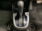 CVT車のセレクトレバーです。低速から高速まで、変速ショックのないスムーズな走りを実現するとともに、エンジン効率のよい領域を維持することで燃費にも貢献します。
