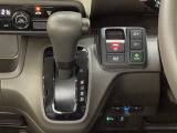CVT車のセレクトレバーです。低速から高速まで、変速ショックのないスムーズな走りと、エンジン効率のよい領域を維持して燃費にも貢献します。サイドブレーキはスイッチ操作の電子制御パーキングブレーキです。