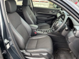 肘掛けとシートヒーター装備のフロントシートで長時間でも快適ドライブ!