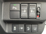 運転席右側に電動スライドドアのスイッチやパーキングセンサーのスイッチ等がついています。