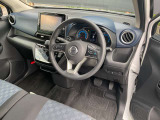 ガラスエリアが広く見晴らしのいい運転席。疲れにくいシートと相まって、安全快適に日常をサポートしてくれます。