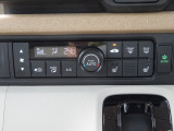 【シートヒーター】運転席、助手席にはシートヒーターが装備されております。これからの季節には嬉しい装備です!