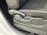 運転席シートリフターを装備しています★細かくドライビングポジションを設定できるので運転し易く、疲れにくいですね♪