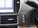 使いやすく安全な操作性と良好な視界を実現した運転席。