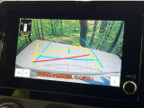 【バックカメラ】駐車時に後方がリアルタイム映像で確認できます。大型商業施設や立体駐車場での駐車時や、夜間のバック時に大活躍!運転スキルに関わらず、今や必須となった装備のひとつです!