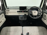 【インパネ】運転のしやすさを最優先に設計された見晴らしの良いフロントビュー。車両間隔が掴みやすく狭い道でも安心♪「安全」と「品質」を最優先に、安心してお乗りいただけるクルマを提供いたします。