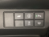 ハンドルの右側にHondaセンシング用のメインスイッチとパワーテールゲートスイッチがついています。パワーテールゲートスイッチは車内からでもテールゲートの開け閉めを電動でできます。