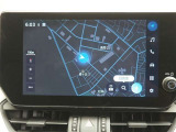 ディスプレイオーディオ(コネクティッドナビ対応)PLUS搭載。T-Connectご契約で2029年2月まで無償で利用できるナビ(期限到来後は有償)と、解約後も利用できる車載ナビが搭載されています。