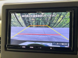 【バックカメラ】駐車時に後方がリアルタイム映像で確認できます。大型商業施設や立体駐車場での駐車時や、夜間のバック時に大活躍!運転スキルに関わらず、今や必須となった装備のひとつです!